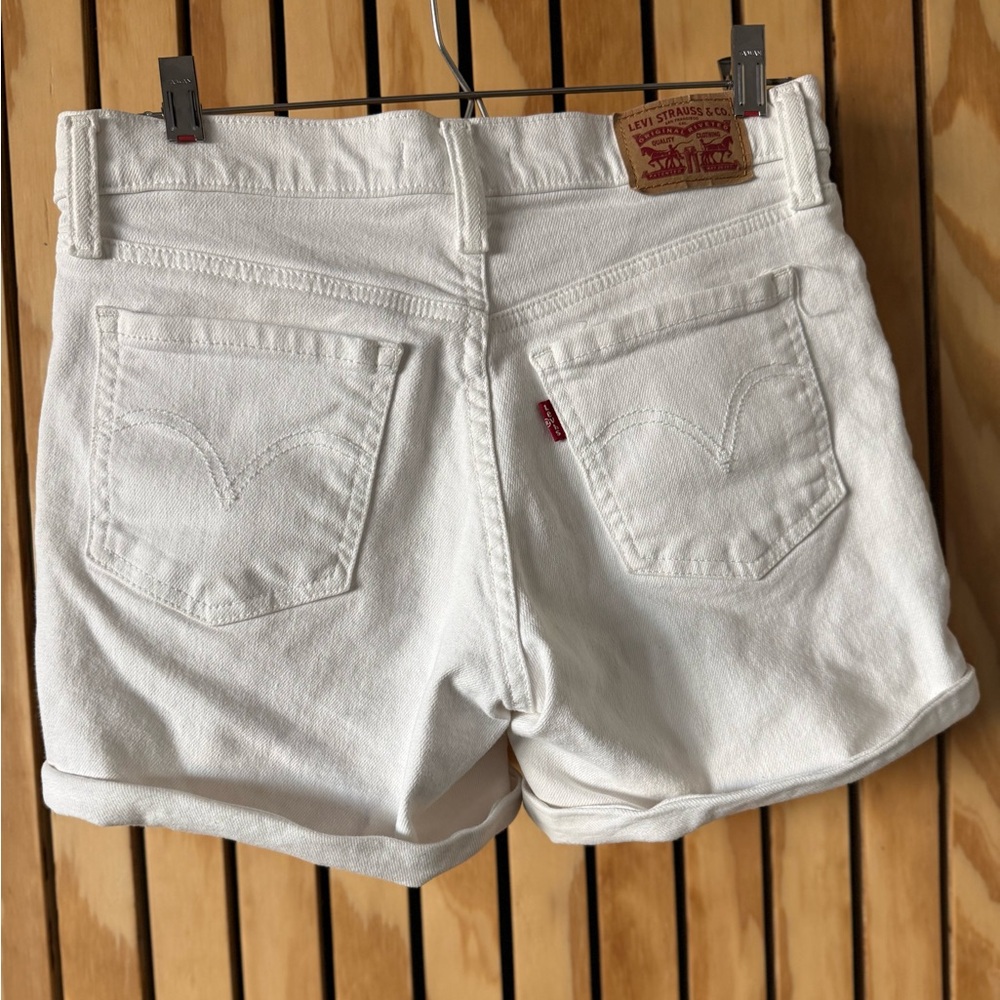 LEVI’S Women's White Mid-Length Denim Shorts - 26 - Picture 4 of 6